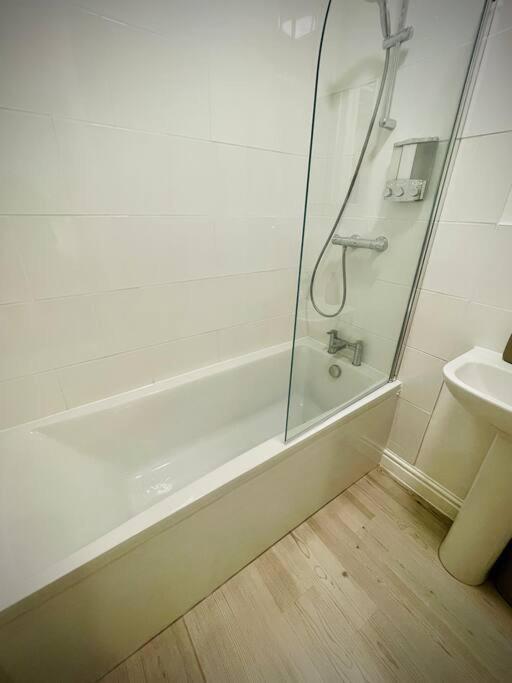 Newly Refurbished, Central Apartment With Permit Parking Бат Екстериор снимка